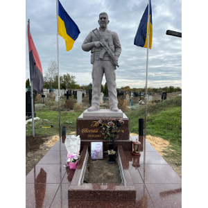 Памятник военному в виде скульптуры